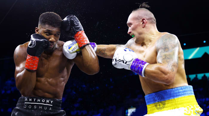 JEDDAH, SAUDI ARABIA - AUGUST 20: Oleksandr Usyk punches Anthony Joshua during their World Heavyweight Championship fight during the Rage on the Red Sea Heavyweight Title Fight at King Abdullah Sports City Arena on August 20, 2022 in Jeddah, Saudi Arabia.